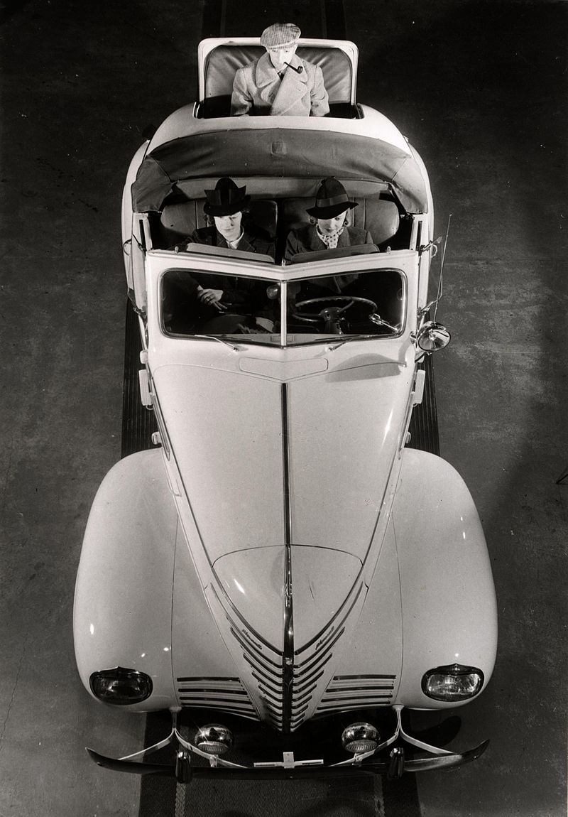1939 Plymouth in a Swedish 1940s fashion photo