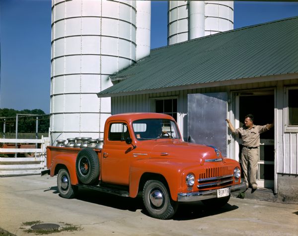 1950 International L-120 truck loaded with milk cans