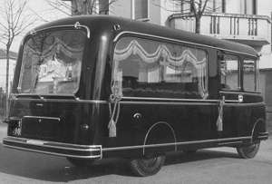 1951b Autobus Lancia Beta e coppia di autofunebri