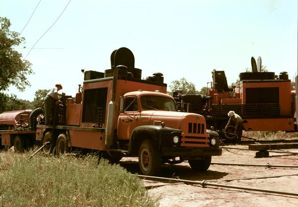 1956 Workers service oil field equipment International model RDF-192 Truck
