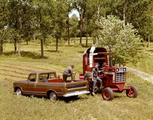 1972 Farmers Refueling International 966 Tractor