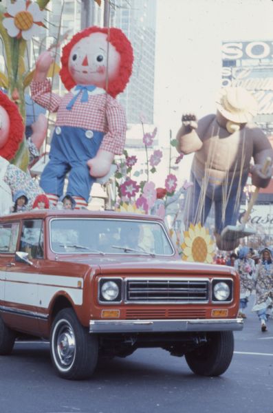 1976 IHC Scout Parade with Raggedy Andy and Smokey the Bear Floats