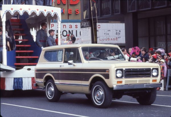 1976 Truck Pulling Thanksgiving Parade Float