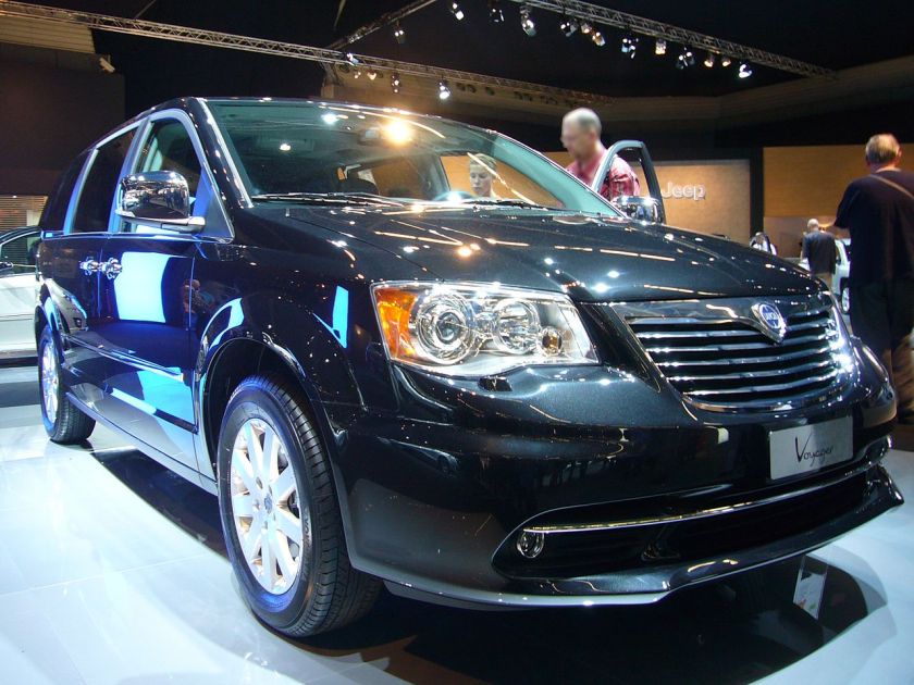2011 Lancia Voyager front