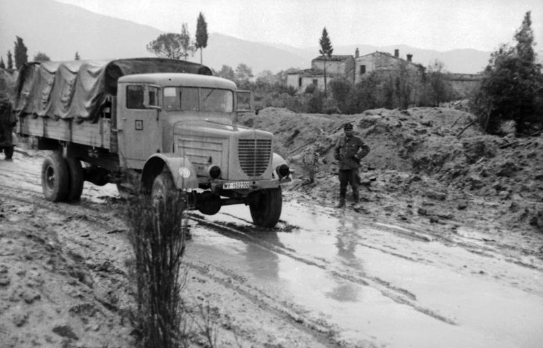 Büssing Wehrmacht Bundesarchiv Bild 101I-315-1117-18, Italien, LKW auf überfluteter Landstraße