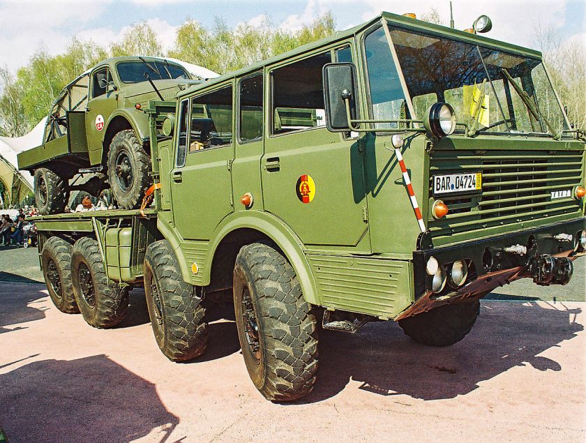 Tatra 813 der NVA mit einem GAZ 63 der sowjetischen Armee huckepack