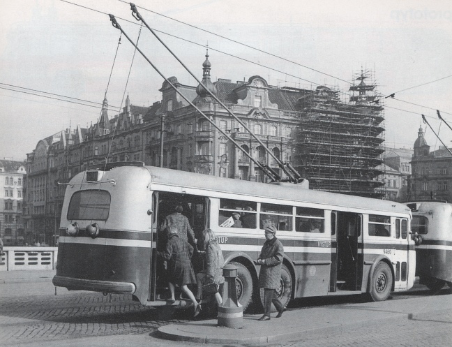 Trolejbus Tatra T400 linky 60 na Jiráskově mostě