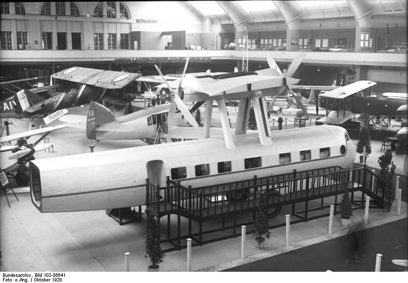 Die Eröffnung der II. Internationalen Luftfahrt -Ausstellung in den Ausstellungshallen am Kaiserdamm in Berlin1 Blick in die Halle der ausländischen Flugzeuge auf der "ILA". Im Vordergrund das neueste französische Farman-Gross-Flugzeug für mehr als 30 Passagiere eingereichtet.
