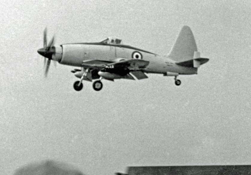 1953-wyvern-tf-2-being-demonstrated-at-the-farnborough%e2%80%85air%e2%80%85show-in-1953-by-a-westland-pilot