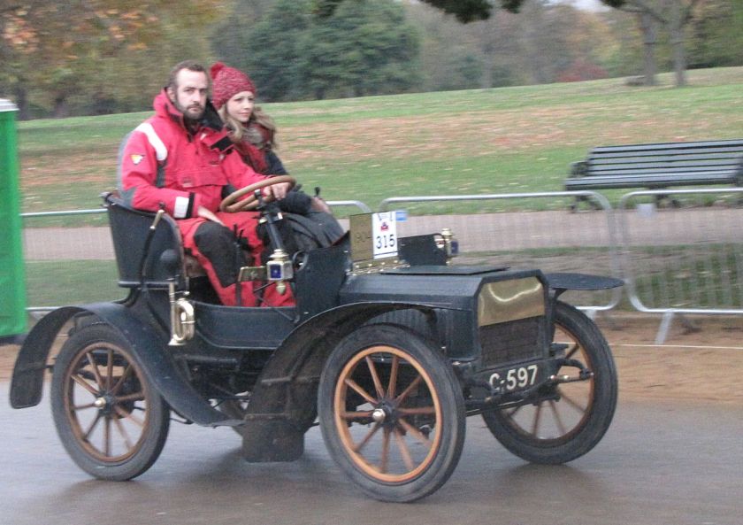 1904-humberette-start-of-2014-london-to-brighton-veteran-car-run