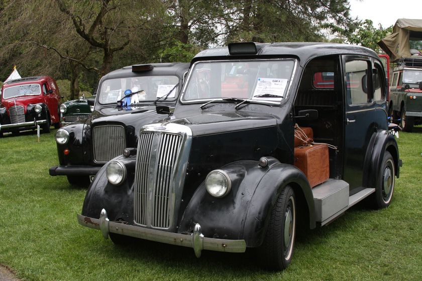 1937-beardmore-taxi-with-a-more-modern-austin-behind