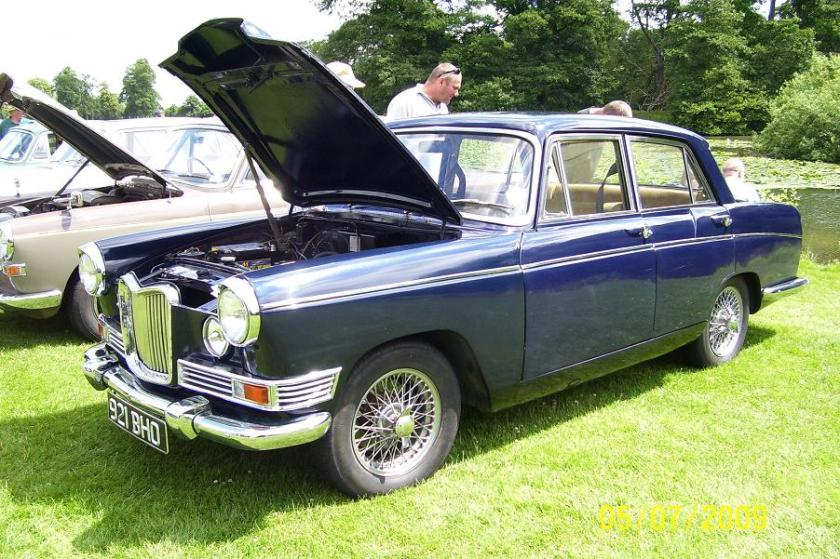 riley-riviera-which-is-a-modified-4-68-featuring-the-mga-engine-wire-wheels-front-spotlamps-and-smaller-tailfins