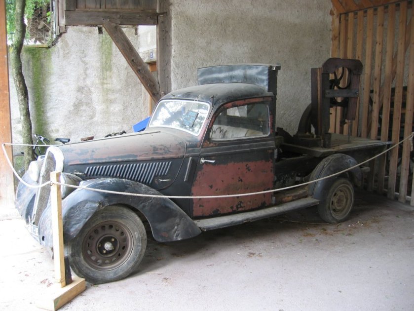 1938 Hotchkiss 864-based pickup truck at the Ecomusée d'Alsace - four-cylinder cars can be identified by having 26 louvres on the bonnet, while six-cylinder cars sport 30 louvres