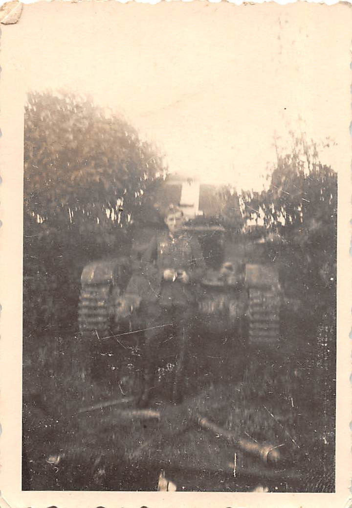 Soldat before Hotchkiss tank