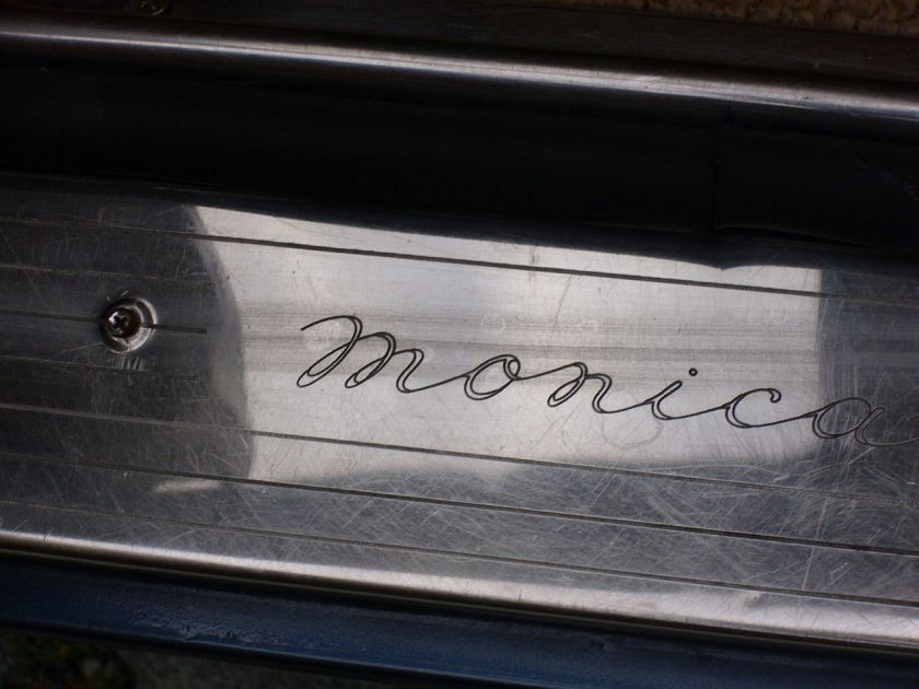 1973 Monica - Schriftzug im Türausschnitt